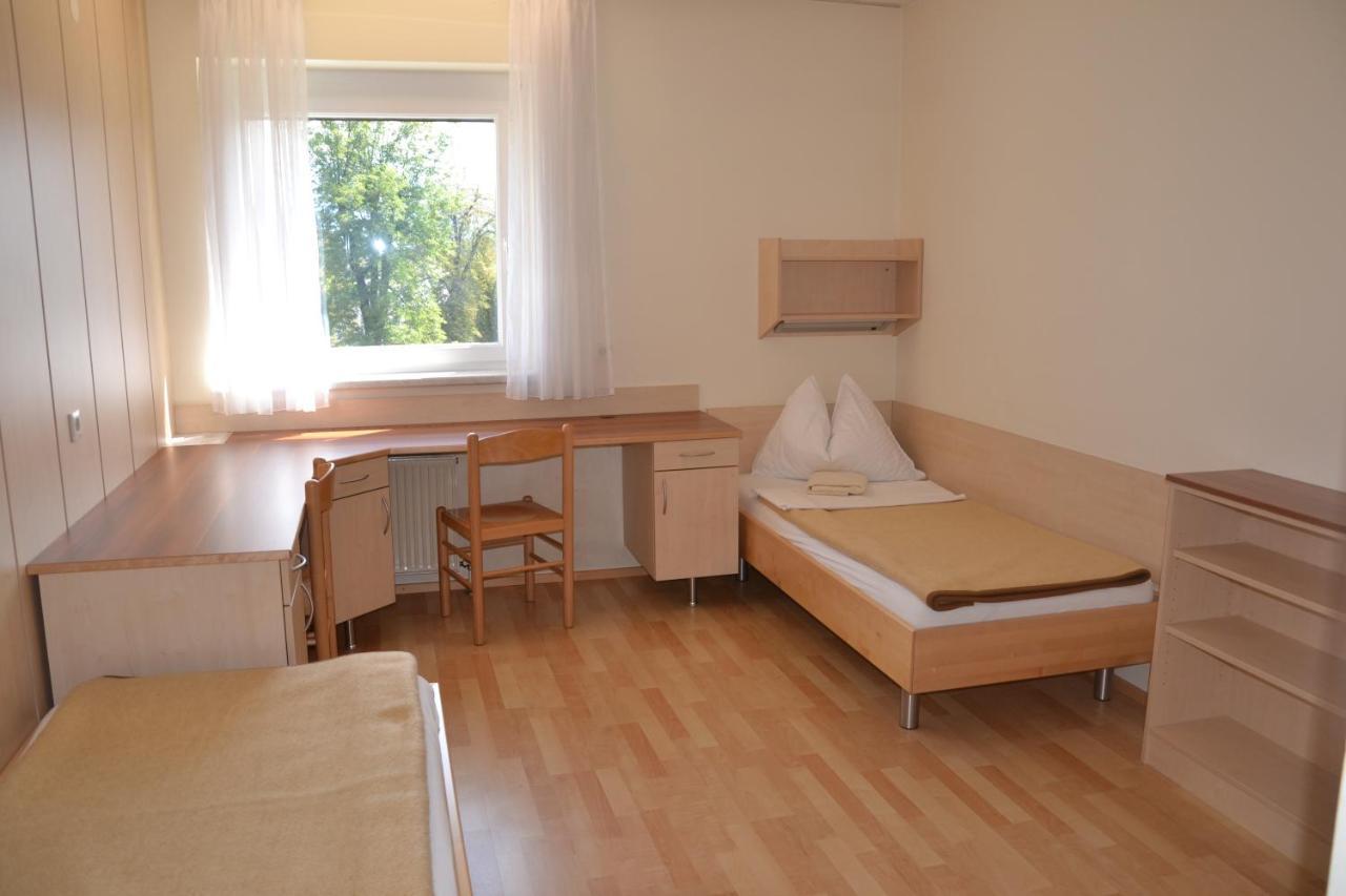 Mladinski Dom - *