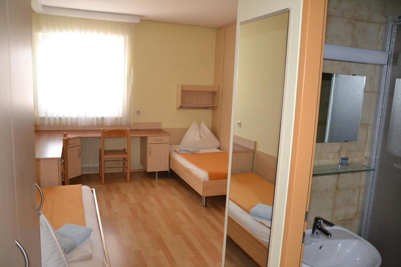 Mladinski Dom - *